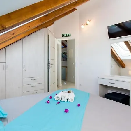 Mali Skoj - Two-bedroom With Sea View